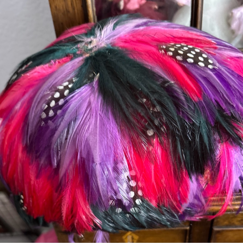 VTG Feather Cap Round Roaring 20s Ladies Hat Fragile purple  pink Guinea party - Picture 2 of 7